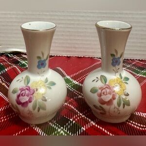 2 Vintage-Style Mini Ceramic Bud Vases – Floral Hand-Painted.
